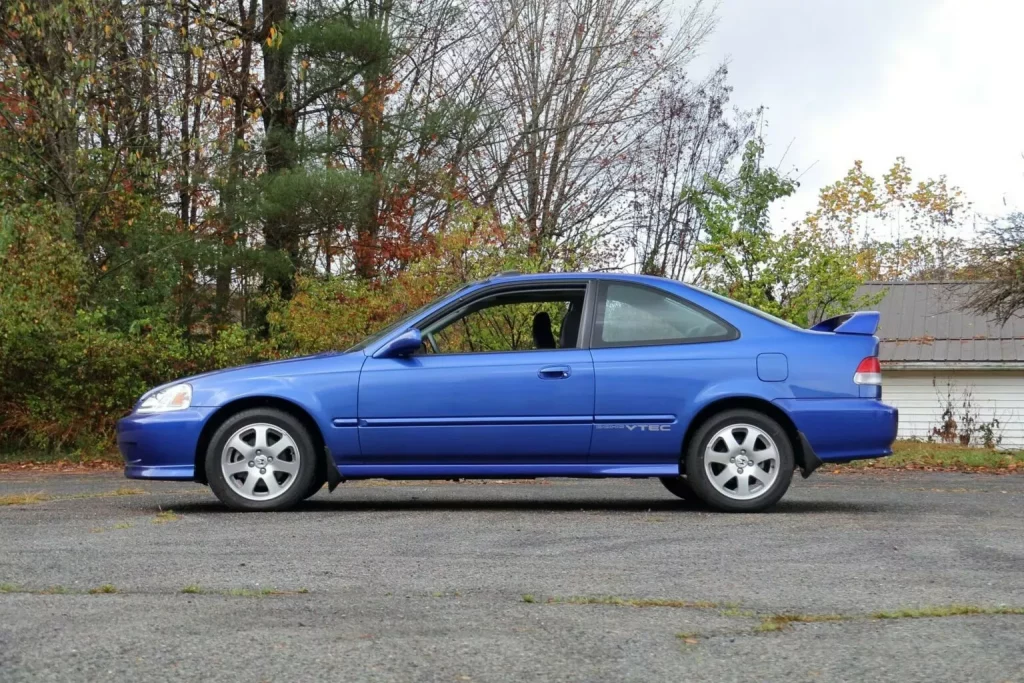 Entre estos dos Honda suman 60 años y 3.840 kilómetros. De ahí su precio 17 Motor16 1991 Honda CRX 2000 Honda Civic Mecum 14 Motor16