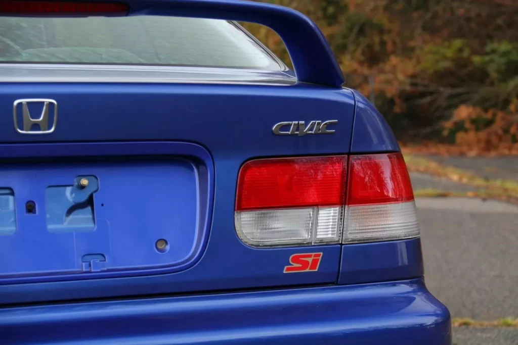 Entre estos dos Honda suman 60 años y 3.840 kilómetros. De ahí su precio 21 Motor16 1991 Honda CRX 2000 Honda Civic Mecum 18 Motor16