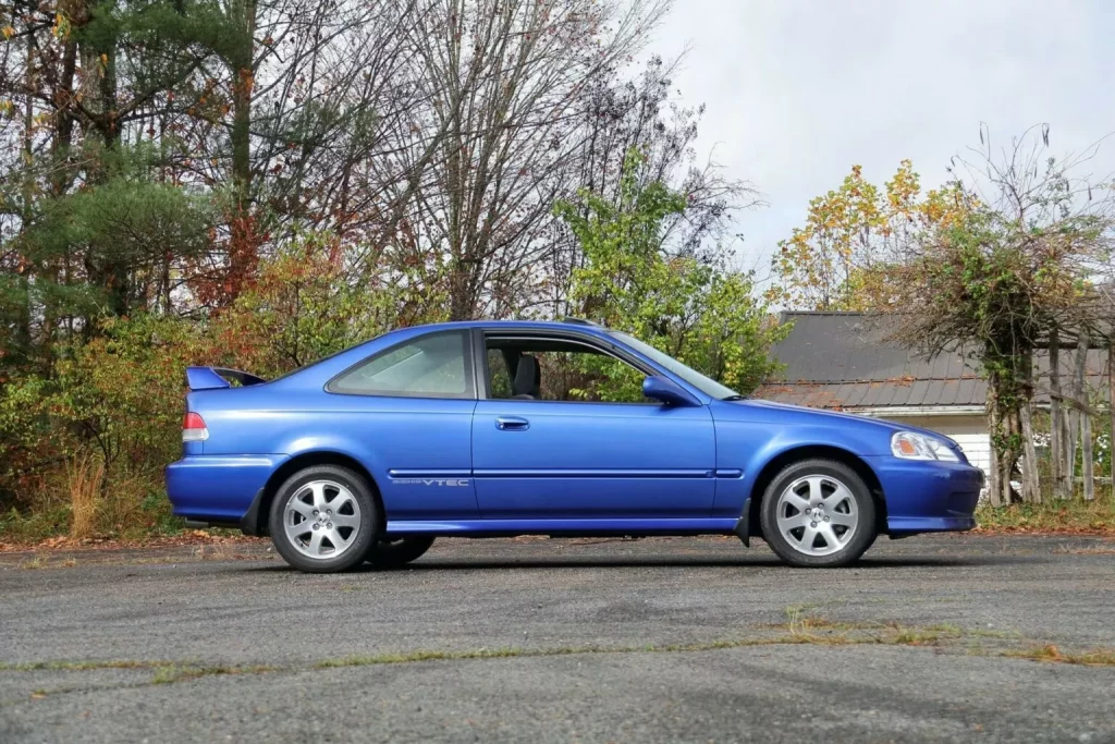 Entre estos dos Honda suman 60 años y 3.840 kilómetros. De ahí su precio 18 Motor16 1991 Honda CRX 2000 Honda Civic Mecum 19 Motor16