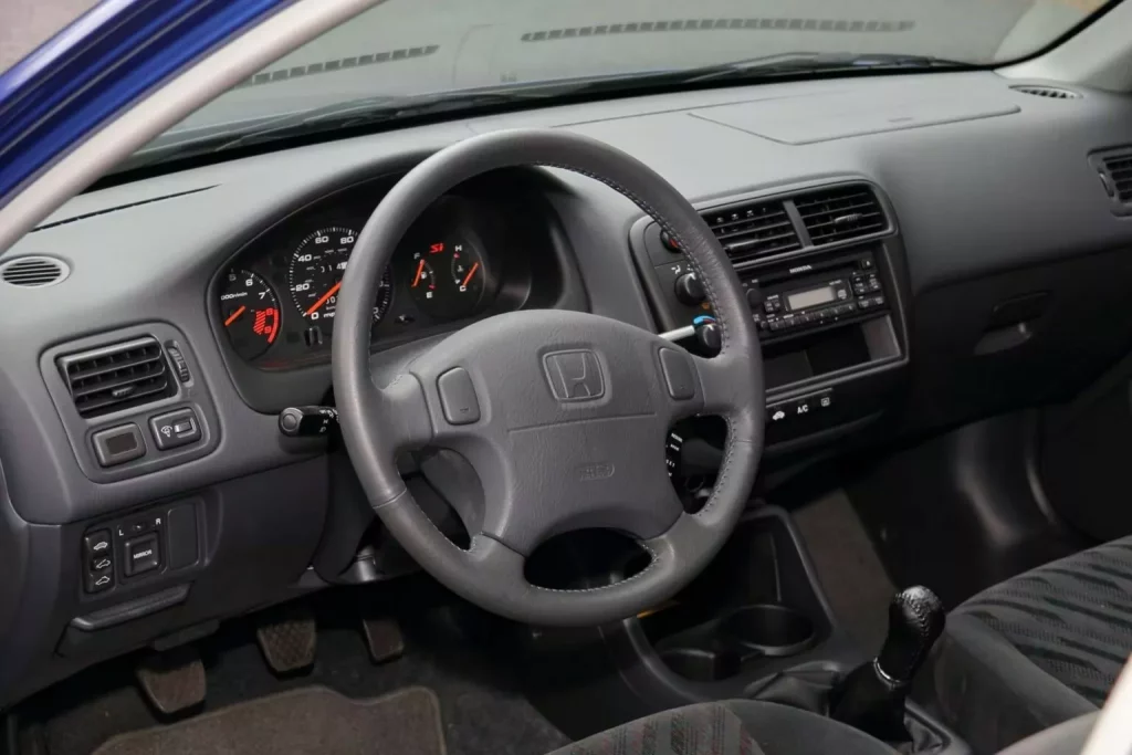 Entre estos dos Honda suman 60 años y 3.840 kilómetros. De ahí su precio 24 Motor16 1991 Honda CRX 2000 Honda Civic Mecum 21 Motor16