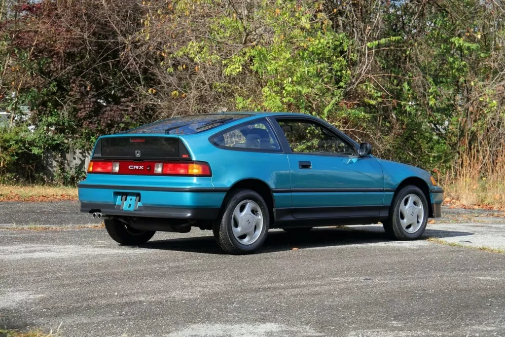 Entre estos dos Honda suman 60 años y 3.840 kilómetros. De ahí su precio 1 Motor16 1991 Honda CRX Si. Mecum. Imagen trasera.