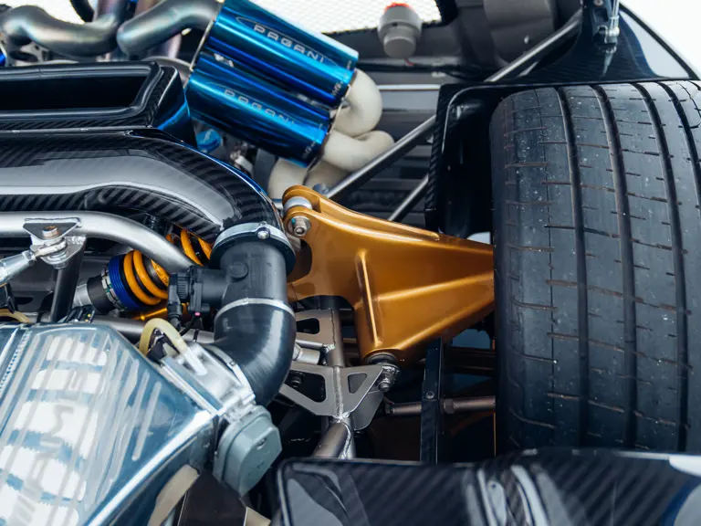 Este Pagani Zonda promete hacer saltar la banca por los aires: Literal 49 Motor16 2011 Pagani Zonda Tricolore RM Sothebys 21 Motor16