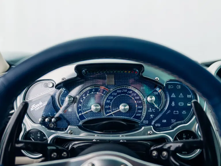 Este Pagani Zonda promete hacer saltar la banca por los aires: Literal 63 Motor16 2011 Pagani Zonda Tricolore RM Sothebys 44 Motor16
