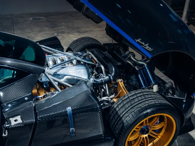 Este Pagani Zonda promete hacer saltar la banca por los aires: Literal 37 Motor16 2011 Pagani Zonda Tricolore RM Sothebys 47 Motor16