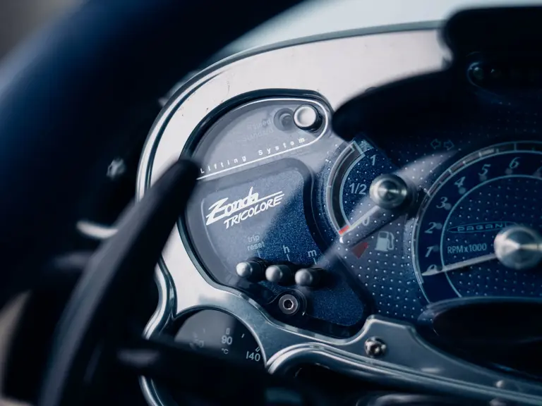 Este Pagani Zonda promete hacer saltar la banca por los aires: Literal 66 Motor16 2011 Pagani Zonda Tricolore RM Sothebys 48 Motor16