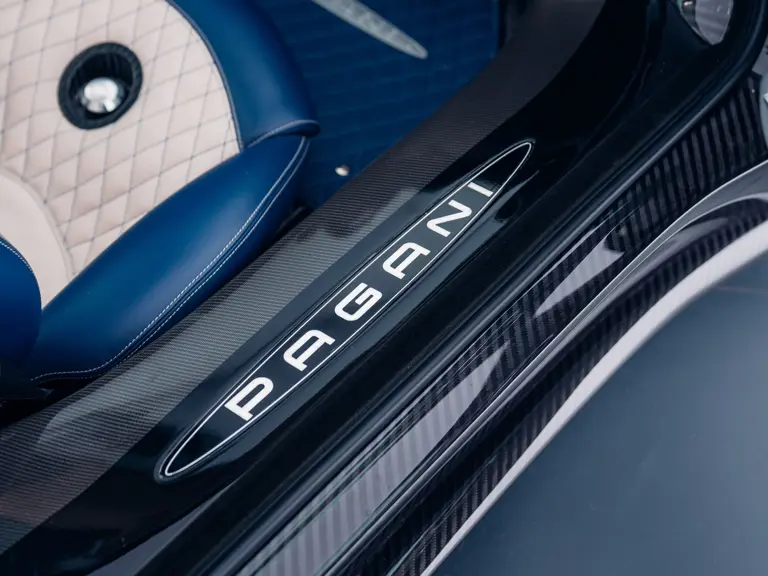 Este Pagani Zonda promete hacer saltar la banca por los aires: Literal 62 Motor16 2011 Pagani Zonda Tricolore RM Sothebys 58 Motor16