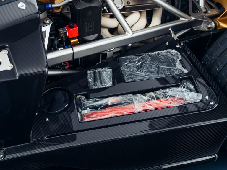 Este Pagani Zonda promete hacer saltar la banca por los aires: Literal 41 Motor16 2011 Pagani Zonda Tricolore RM Sothebys 76 Motor16