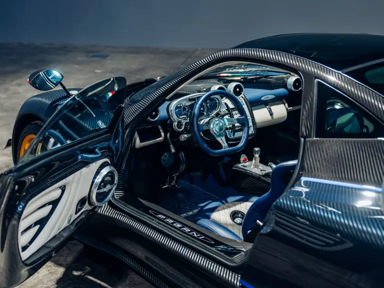 Este Pagani Zonda promete hacer saltar la banca por los aires: Literal 3 Motor16 2011 Pagani Zonda Tricolore. RM Sotheby's. Imagen interior.