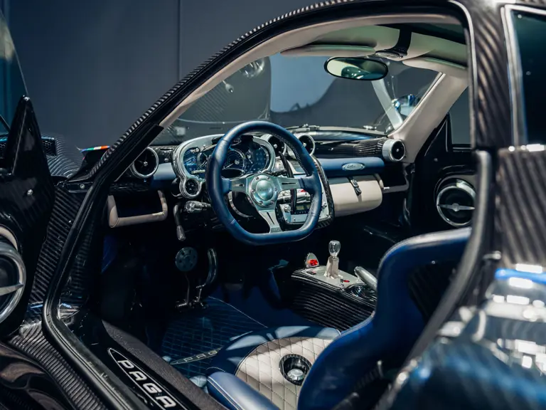 Este Pagani Zonda promete hacer saltar la banca por los aires: Literal 55 Motor16 2011 Pagani Zonda Tricolore RM Sothebys 9 Motor16