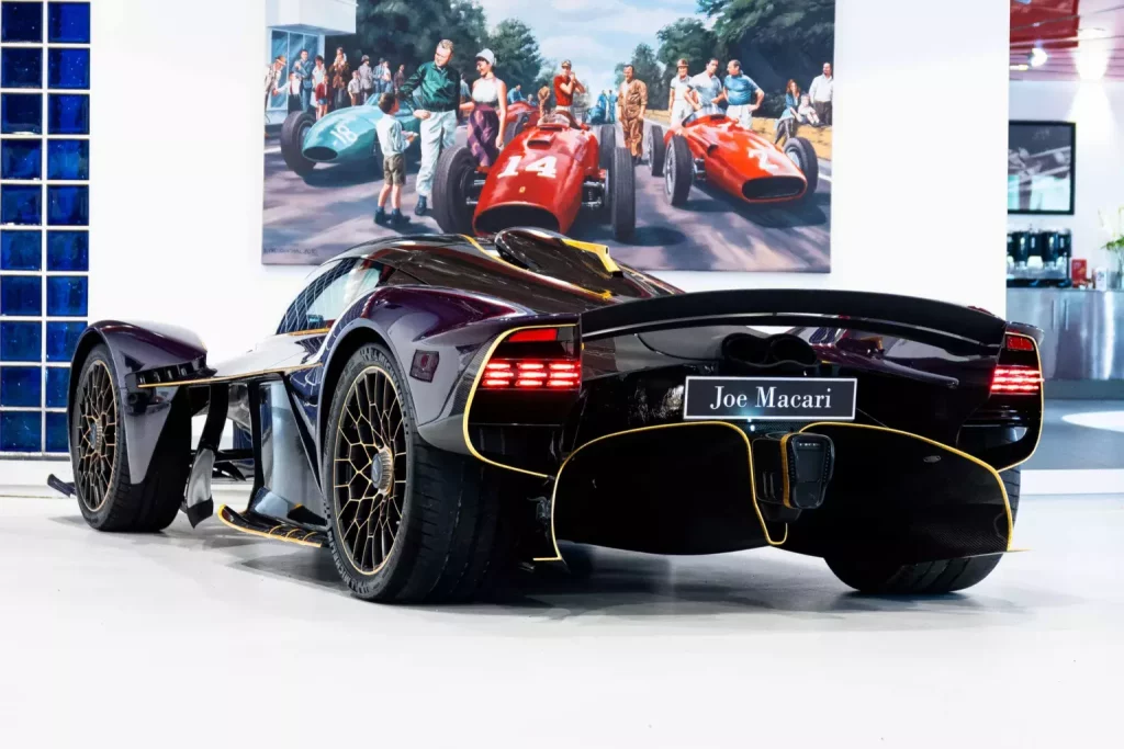 Este Aston Martin Valkyrie tiene más de 600.000 euros en extras: Te puedes imaginar su precio 1 Motor16 2024 Aston Martin Valkyrie Anemos. Imagen trasera.