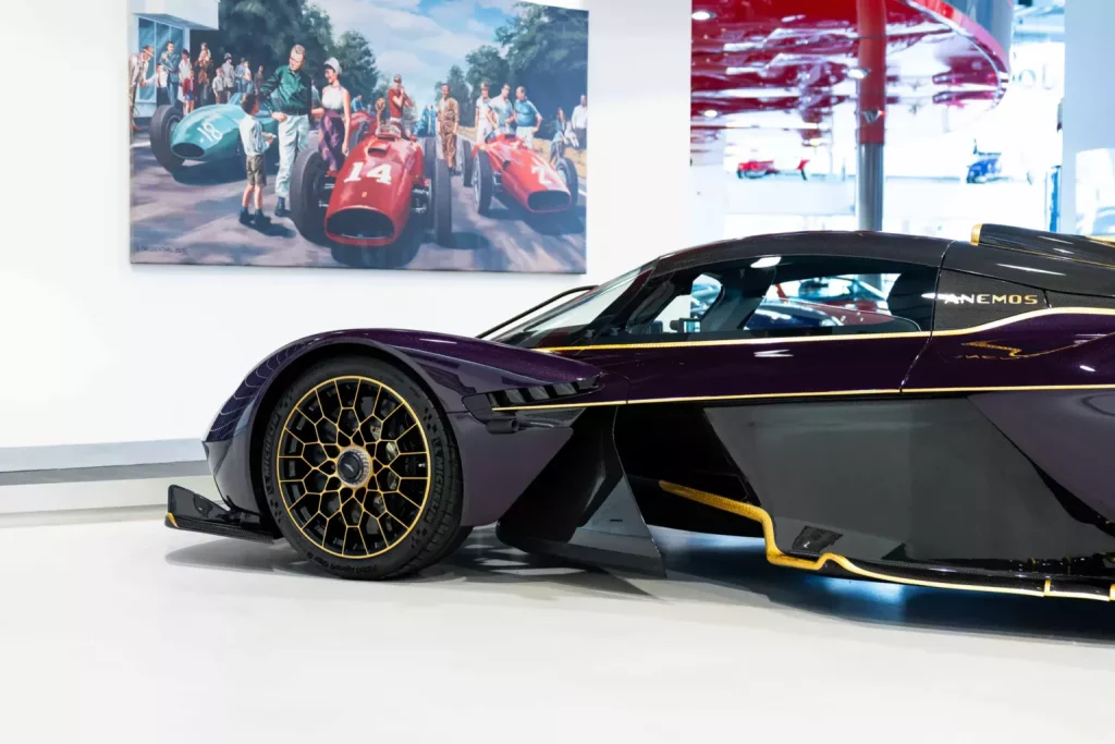 Este Aston Martin Valkyrie tiene más de 600.000 euros en extras: Te puedes imaginar su precio 13 Motor16 2024 Aston Martin Valkyrie Purple Joe Macari 14 Motor16