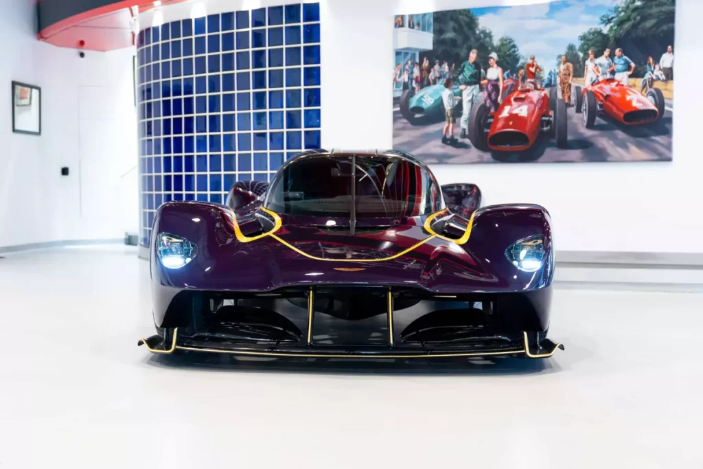 Este Aston Martin Valkyrie tiene más de 600.000 euros en extras: Te puedes imaginar su precio 5 Motor16 2024 Aston Martin Valkyrie Purple Joe Macari 2 Motor16