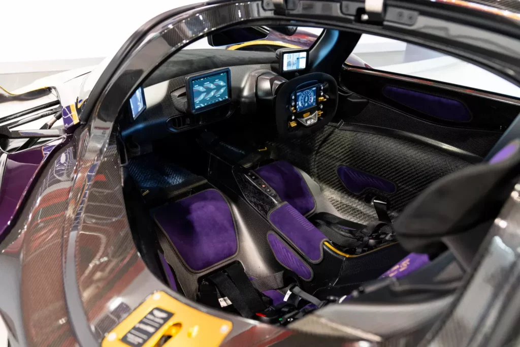 Este Aston Martin Valkyrie tiene más de 600.000 euros en extras: Te puedes imaginar su precio 20 Motor16 2024 Aston Martin Valkyrie Purple Joe Macari 21 Motor16