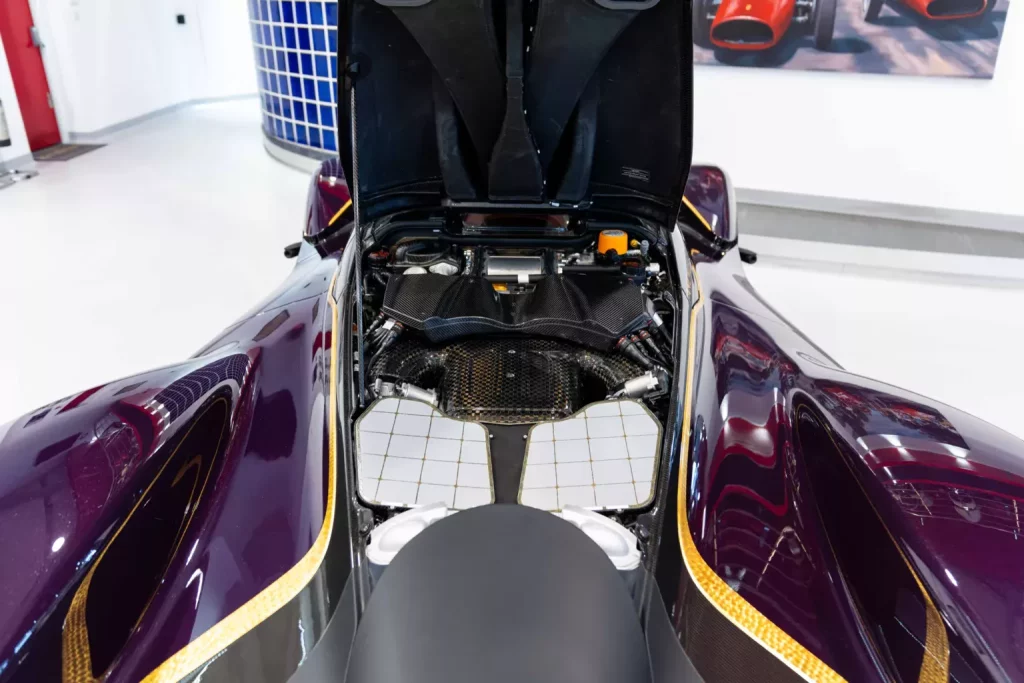Este Aston Martin Valkyrie tiene más de 600.000 euros en extras: Te puedes imaginar su precio 25 Motor16 2024 Aston Martin Valkyrie Purple Joe Macari 22 Motor16