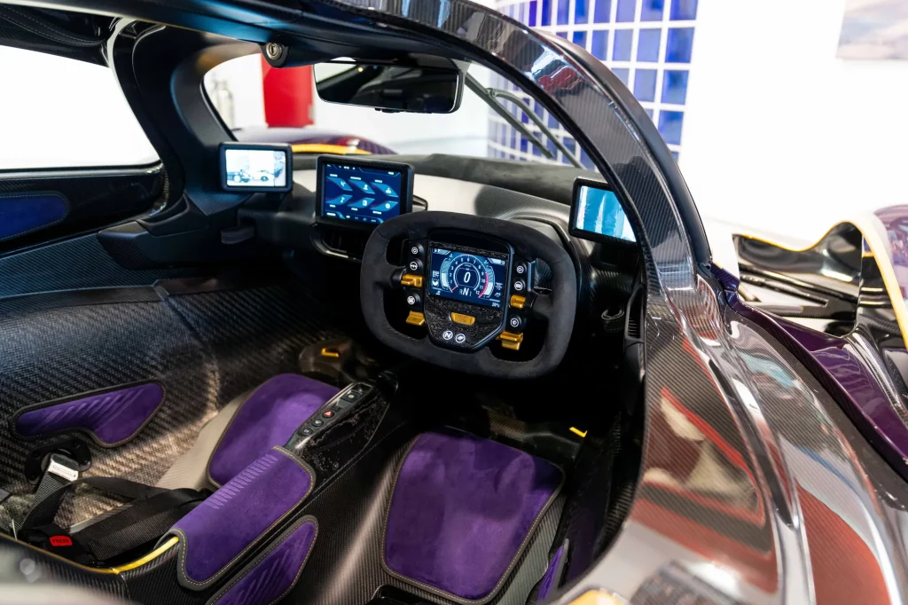 Este Aston Martin Valkyrie tiene más de 600.000 euros en extras: Te puedes imaginar su precio 2 Motor16 2024 Aston Martin Valkyrie Anemos. Imagen interior.
