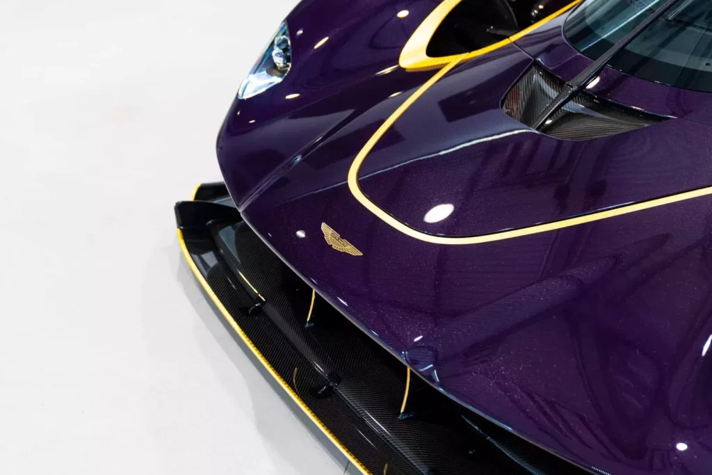 Este Aston Martin Valkyrie tiene más de 600.000 euros en extras: Te puedes imaginar su precio 12 Motor16 2024 Aston Martin Valkyrie Purple Joe Macari 3 Motor16