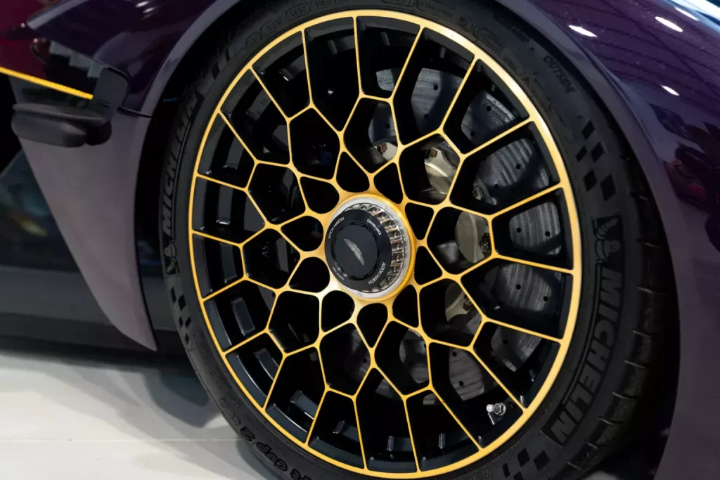 Este Aston Martin Valkyrie tiene más de 600.000 euros en extras: Te puedes imaginar su precio 15 Motor16 2024 Aston Martin Valkyrie Purple Joe Macari 5 Motor16