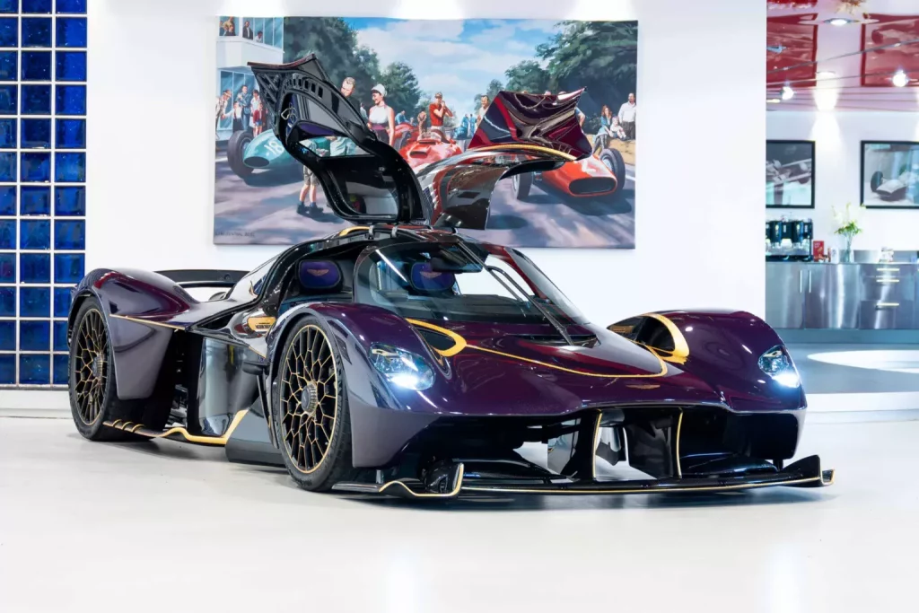 Este Aston Martin Valkyrie tiene más de 600.000 euros en extras: Te puedes imaginar su precio 6 Motor16 2024 Aston Martin Valkyrie Purple Joe Macari 6 Motor16