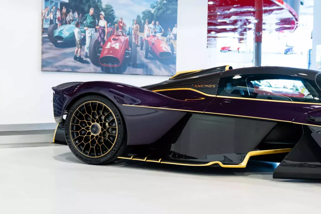 Este Aston Martin Valkyrie tiene más de 600.000 euros en extras: Te puedes imaginar su precio 14 Motor16 2024 Aston Martin Valkyrie Purple Joe Macari 7 Motor16