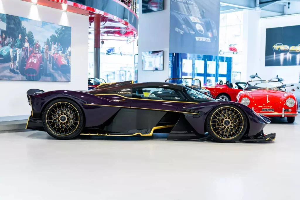 Este Aston Martin Valkyrie tiene más de 600.000 euros en extras: Te puedes imaginar su precio 8 Motor16 2024 Aston Martin Valkyrie Purple Joe Macari 9 Motor16