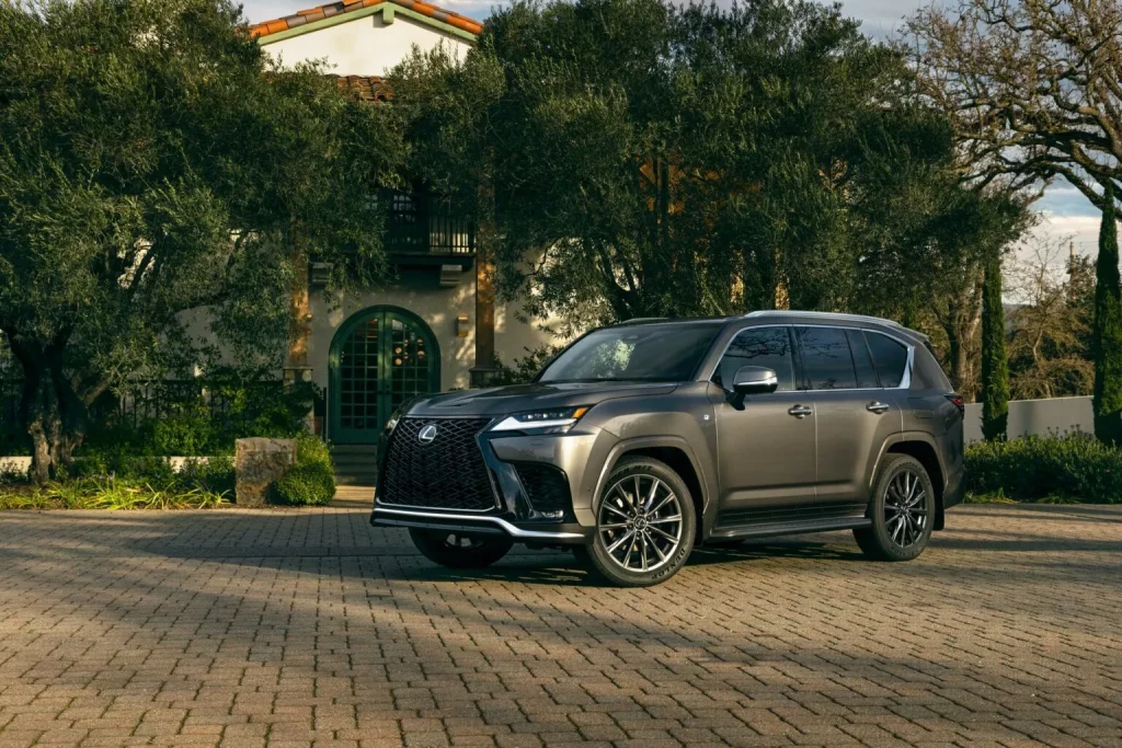El inmenso Lexus LX se pone a tono, estrena mecánica y suma 13.000 euros a su versión 'básica' 1 Motor16 2025 Lexus LX. Imagen delantera.