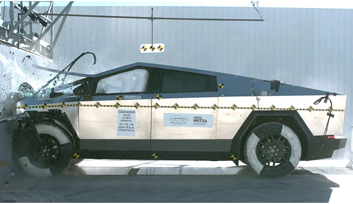 El Tesla Cybertruck hace temblar los cimientos de la NHTSA: Literal 1 Motor16 2025 Tesla Cybertruck. NHTSA. Imagen.