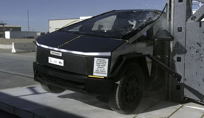 El Tesla Cybertruck hace temblar los cimientos de la NHTSA: Literal 2 Motor16 2025 Tesla Cybertruck. NHTSA. Imagen prueba.