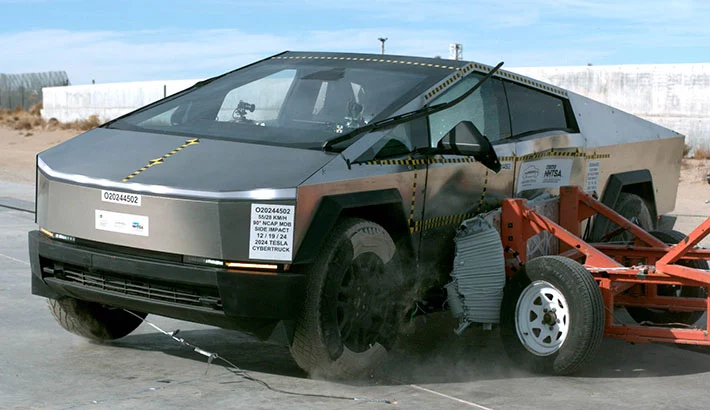 El Tesla Cybertruck hace temblar los cimientos de la NHTSA: Literal 5 Motor16 2025 NHTSA Tesla Cybertruck 3 Motor16