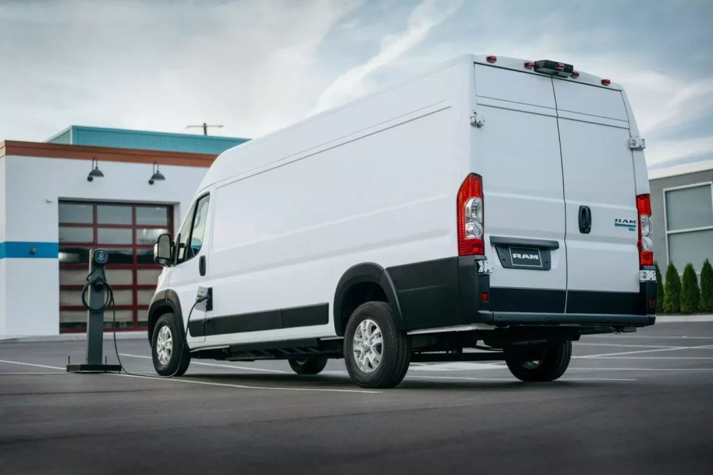 RAM ProMaster EV: El hermano de Jumper, Ducato, Movano y Boxer aterriza en EE.UU. 1 Motor16 2025 RAM ProMaster EV. Imagen trasera.
