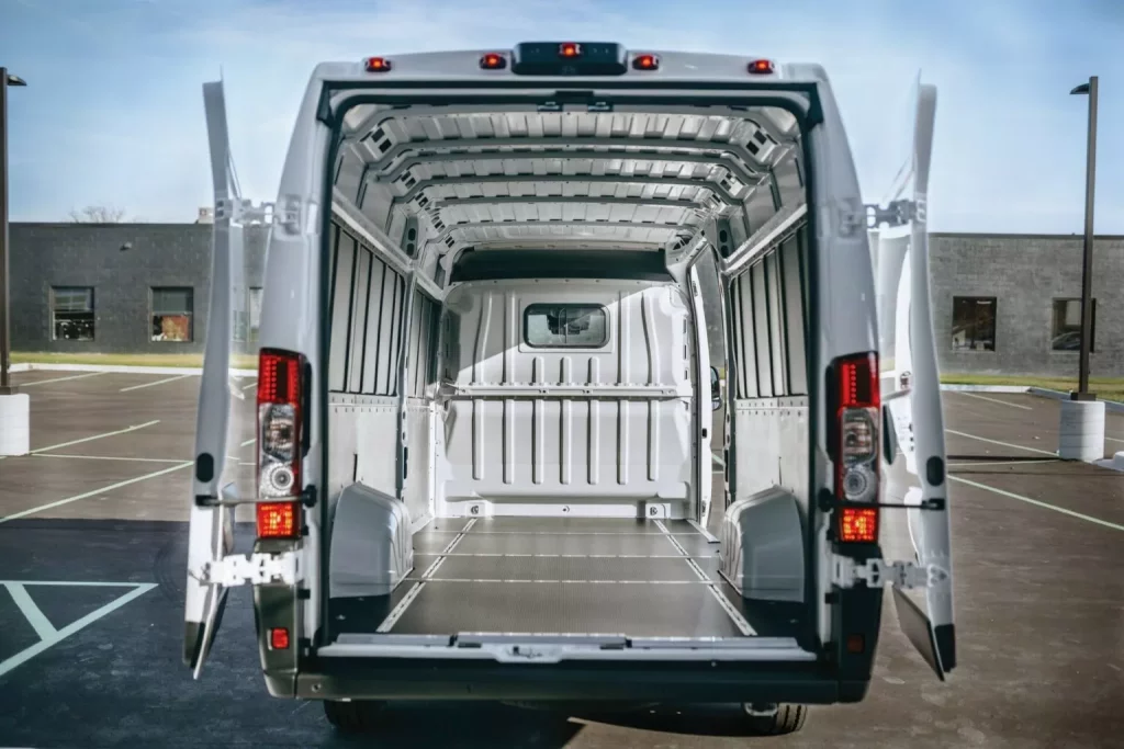 RAM ProMaster EV: El hermano de Jumper, Ducato, Movano y Boxer aterriza en EE.UU. 27 Motor16 2025 Ram ProMaster EV 14 Motor16