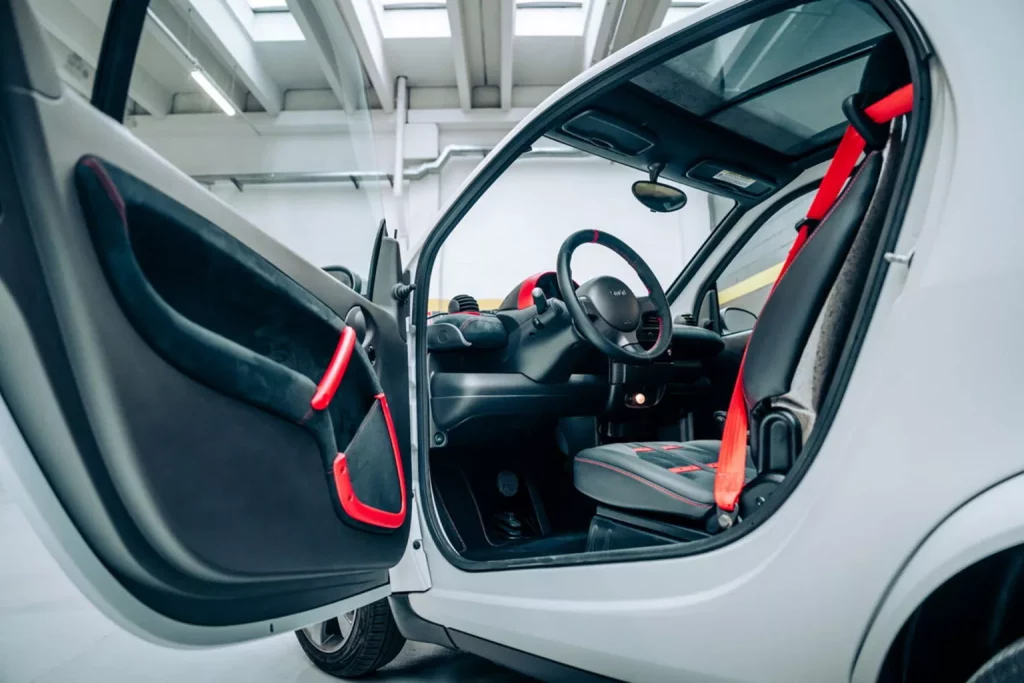 El Smart ForTwo que puedes conducir con 14 años y con el que olvidar a los Ami, Topolino y compañía 1 Motor16 2025 Aznom 4Teen. Smart ForTwo. Imagen interior.