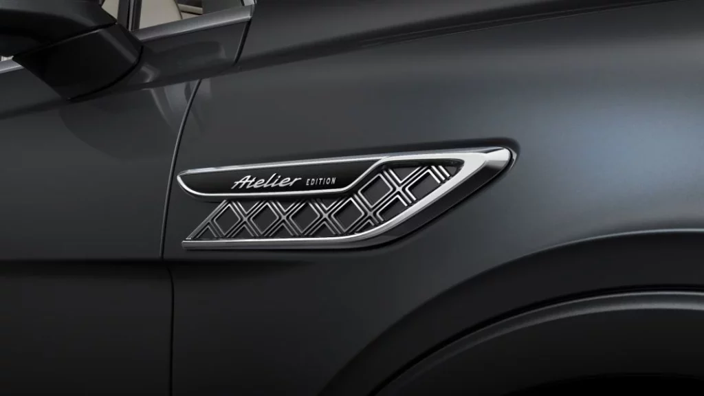 El Bentley Bentayga más de lo más ha sido firmado por Mulliner 11 Motor16 Bentayga Atelier Onyx Atelier Badge 12 Motor16