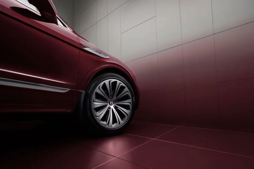 El Bentley Bentayga más de lo más ha sido firmado por Mulliner 1 Motor16 2025 Bentley Bentayga Atelier Edition. Imagen llanta.