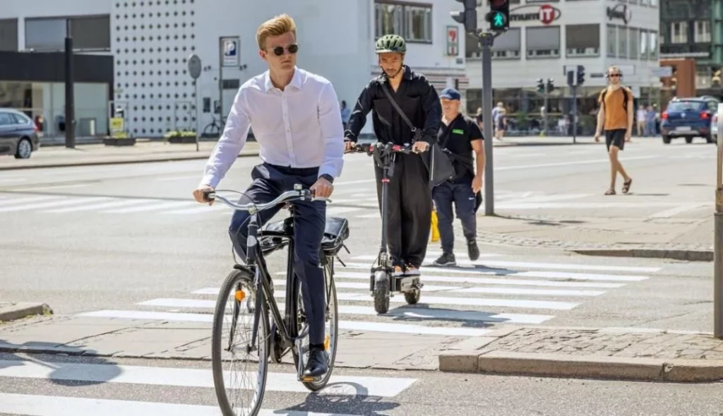 Las carreteras por las que los ciclistas van a tener prohibido circular: "Cada vez hay muchos más" 1 Motor16 Bicicleta ciclista paso peatones cebra 2 Motor16