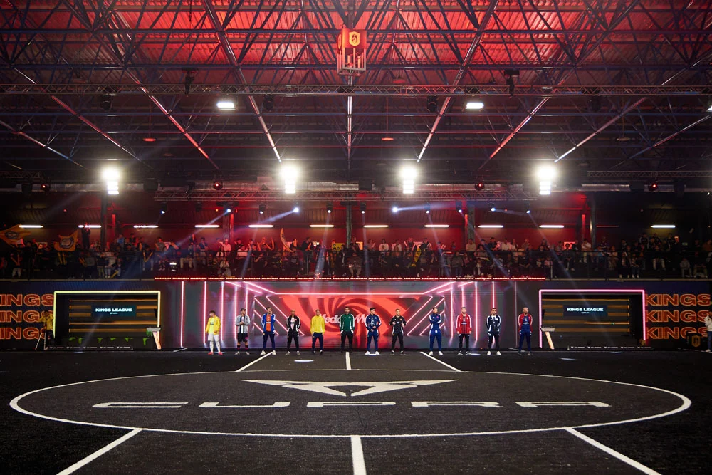 La marca española que juega en la Kings League y la Queens League en 2025 1 Motor16 La marca Cupra preside el centro del campo de juego de la Kings League.
