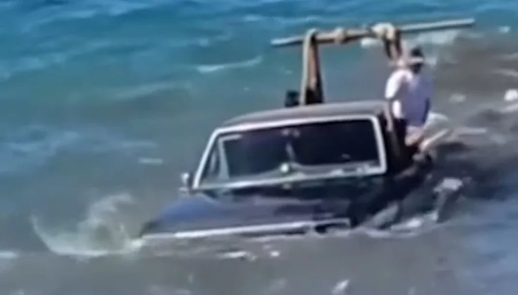 La peor forma de meter tu lancha en el mar es esta: Y no hay discusión posible 1 Motor16 ¿Qué le va a pasar al coche que intentó llevar la lancha al agua?