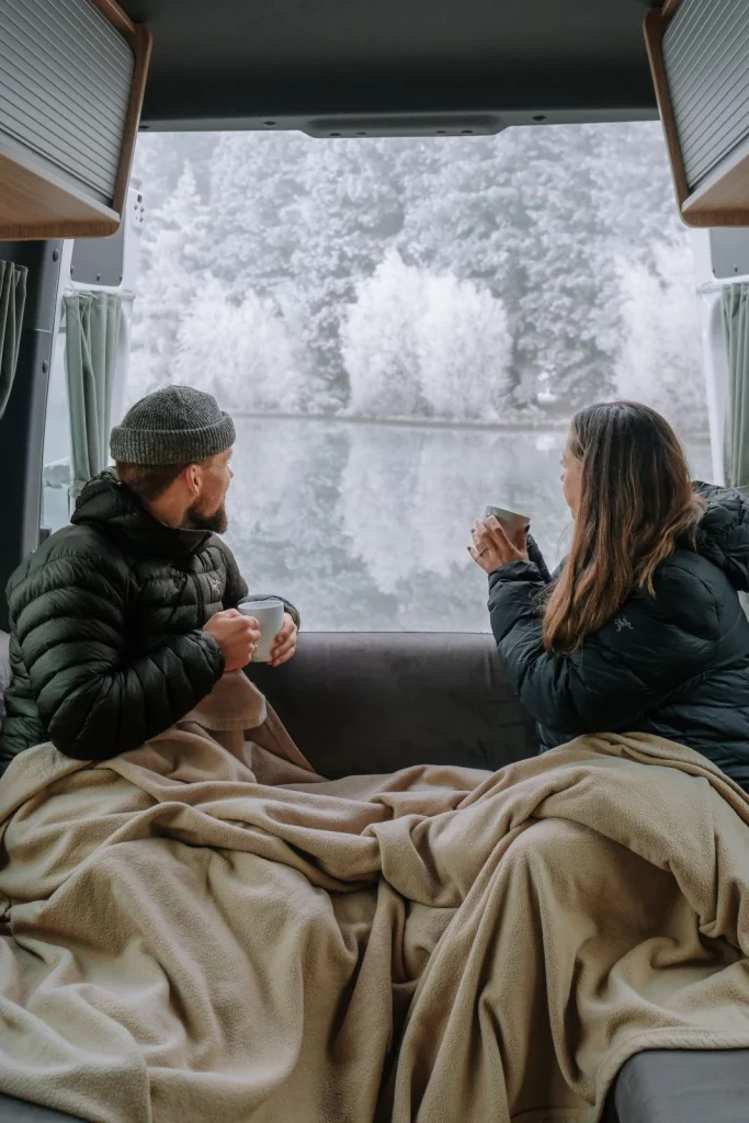 Pareja en autocaravana Motor16