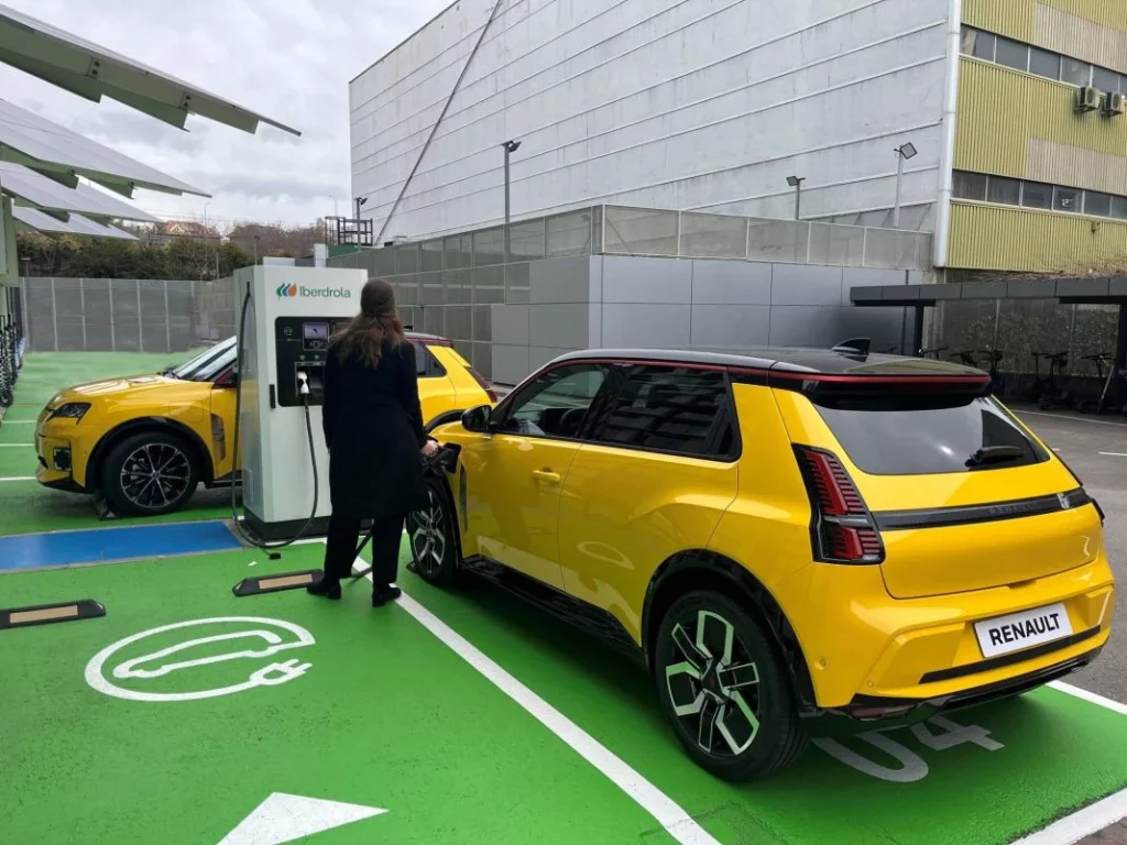 R5 E Tech electrico en un cargador de Iberdrola Motor16