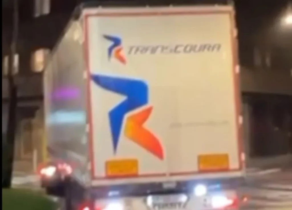 El camionero al que el GPS le hizo pasar el peor momento de su vida 1 Motor16 ¿Cómo salió el camionero de la compleja situación en el centro de Pontevedra?