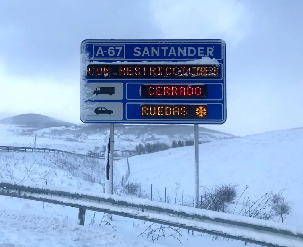 cartel nevadas cadenas nieve senal trafico Motor16