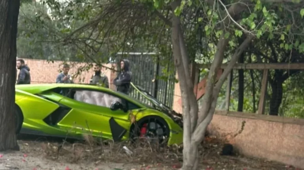 Cuando esperas un año para recibir tu coche nuevo y un mecánico lo estrella el día que te lo van a entregar 1 Motor16 Así quedo el coche destruido por el mecánico