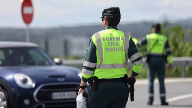El accesorio que tendrás que llevar en el coche y con el que la Guardia Civil de Tráfico dejará de hacer sus temidos controles