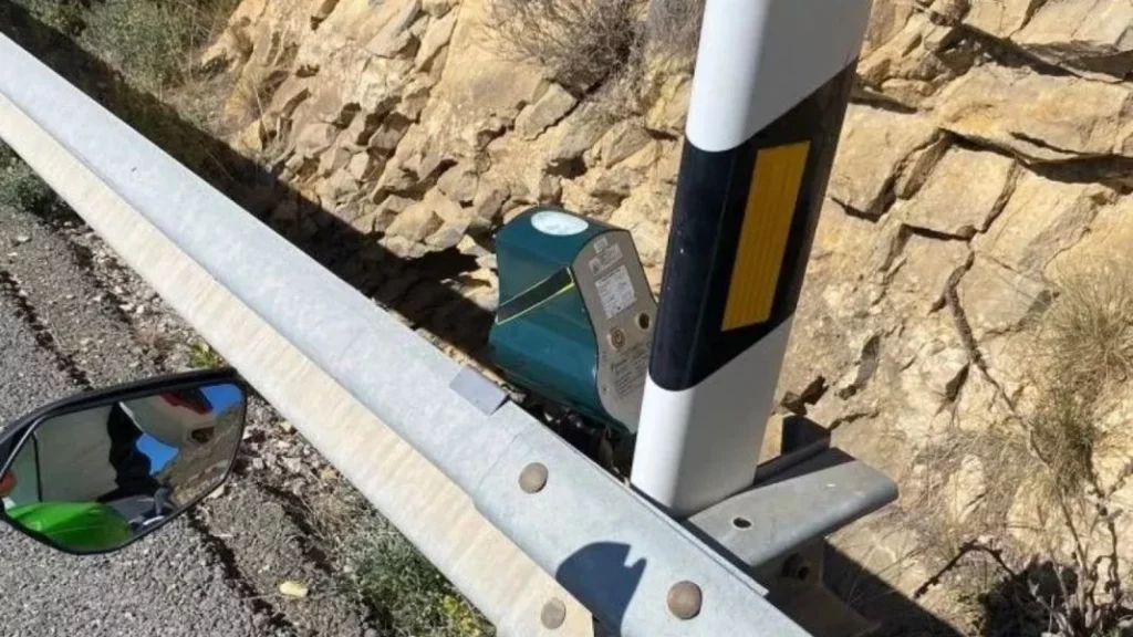 El escondite mejor guardado por esta patrulla de la Guardia Civil sale a la luz gracias a este motero 1 Motor16 El debate sobre el rol de los radares de la Guardia Civil