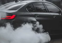Blanco, negro, azul… Dime de qué color es el humo que suelta tu coche y te diré cuál es la avería que sufre