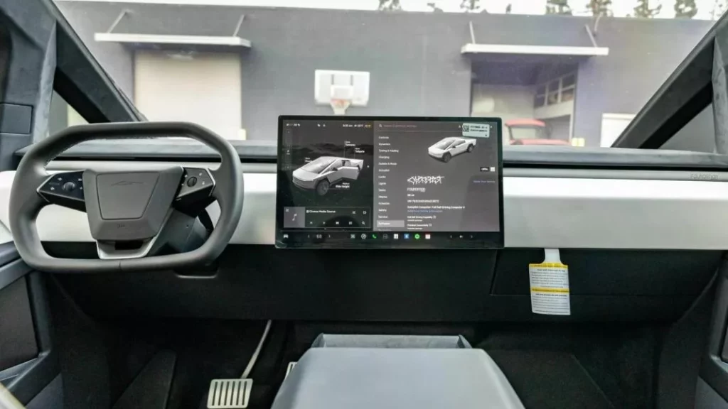 La pareja de jubilados que tras comprar un Tesla Cybertruck cambian de opinión 110 kilómetros después 2 Motor16 Las características de este impresionante Cybertruck
