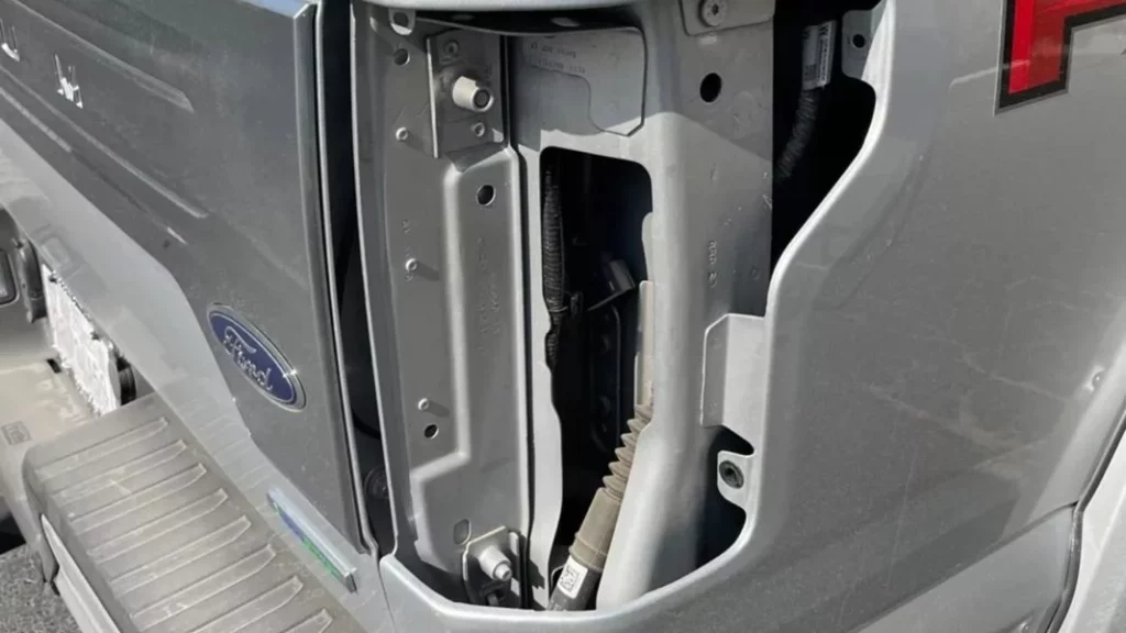 Si tienes uno de estos Ford, tiembla: Una de sus piezas se ha convertido en la joya de los ladrones 1 Motor16 Consejos para evitar los robos de los faros en los Ford