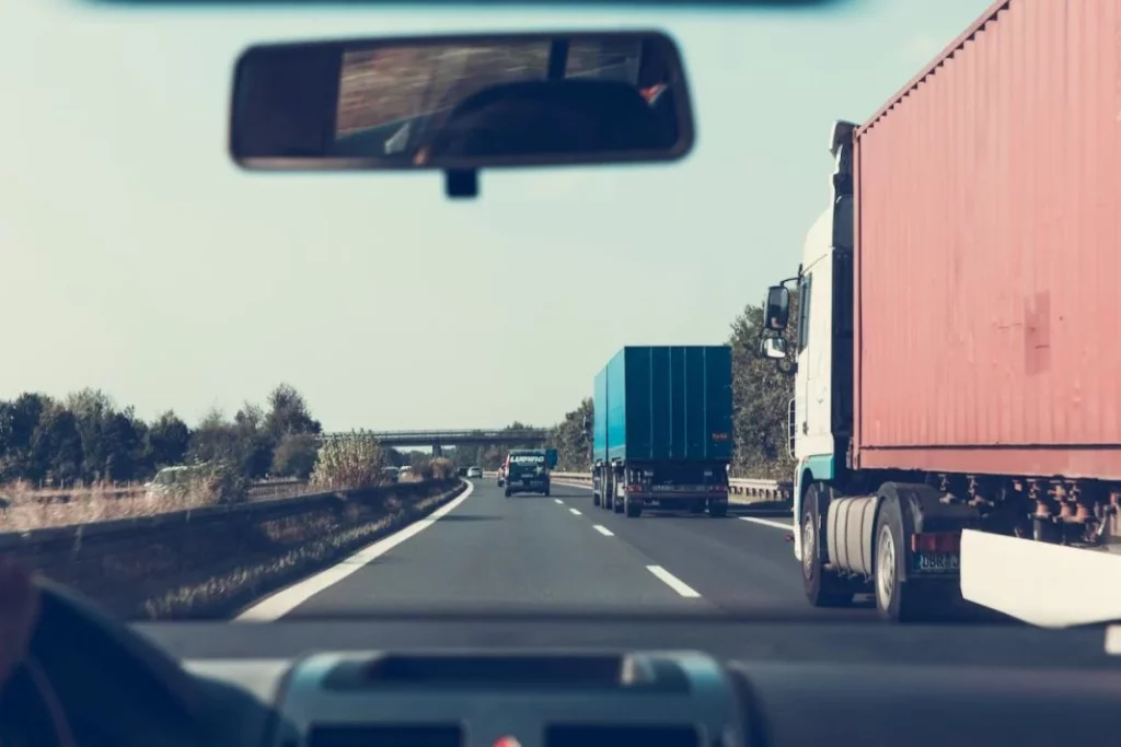 pexels markusspiske 172074 conducir conductor camiones autovia carretera Motor16