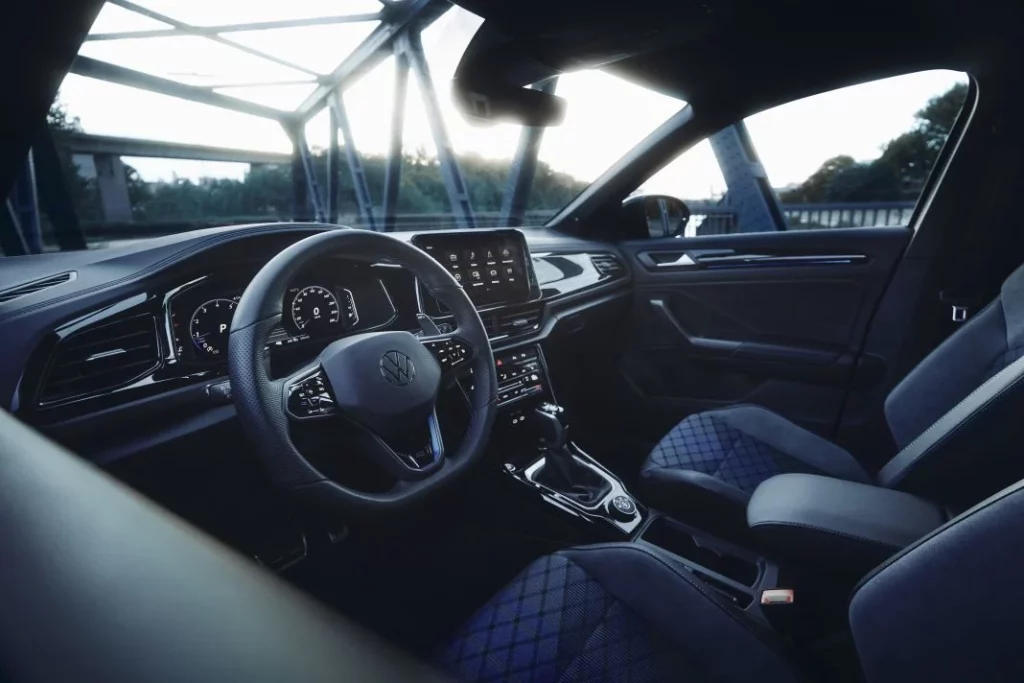 Volkswagen T-Roc R: Ahora es más barato y se ofrece con “chuches” en la versión Carbon Mate 1 Motor16 Volkswagen T-Roc R