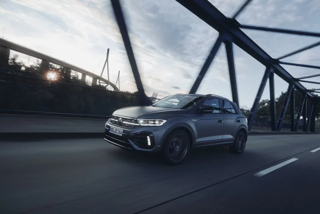 Volkswagen T-Roc R: Ahora es más barato y se ofrece con “chuches” en la versión Carbon Mate 13 Motor16 volkswagen t roc r carbon mate 1 14 Motor16