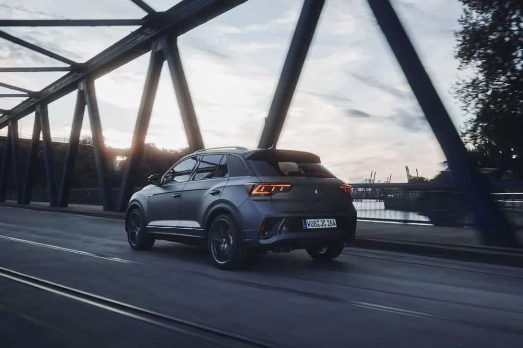 Volkswagen T-Roc R: Ahora es más barato y se ofrece con “chuches” en la versión Carbon Mate 12 Motor16 volkswagen t roc r carbon mate 1 15 Motor16